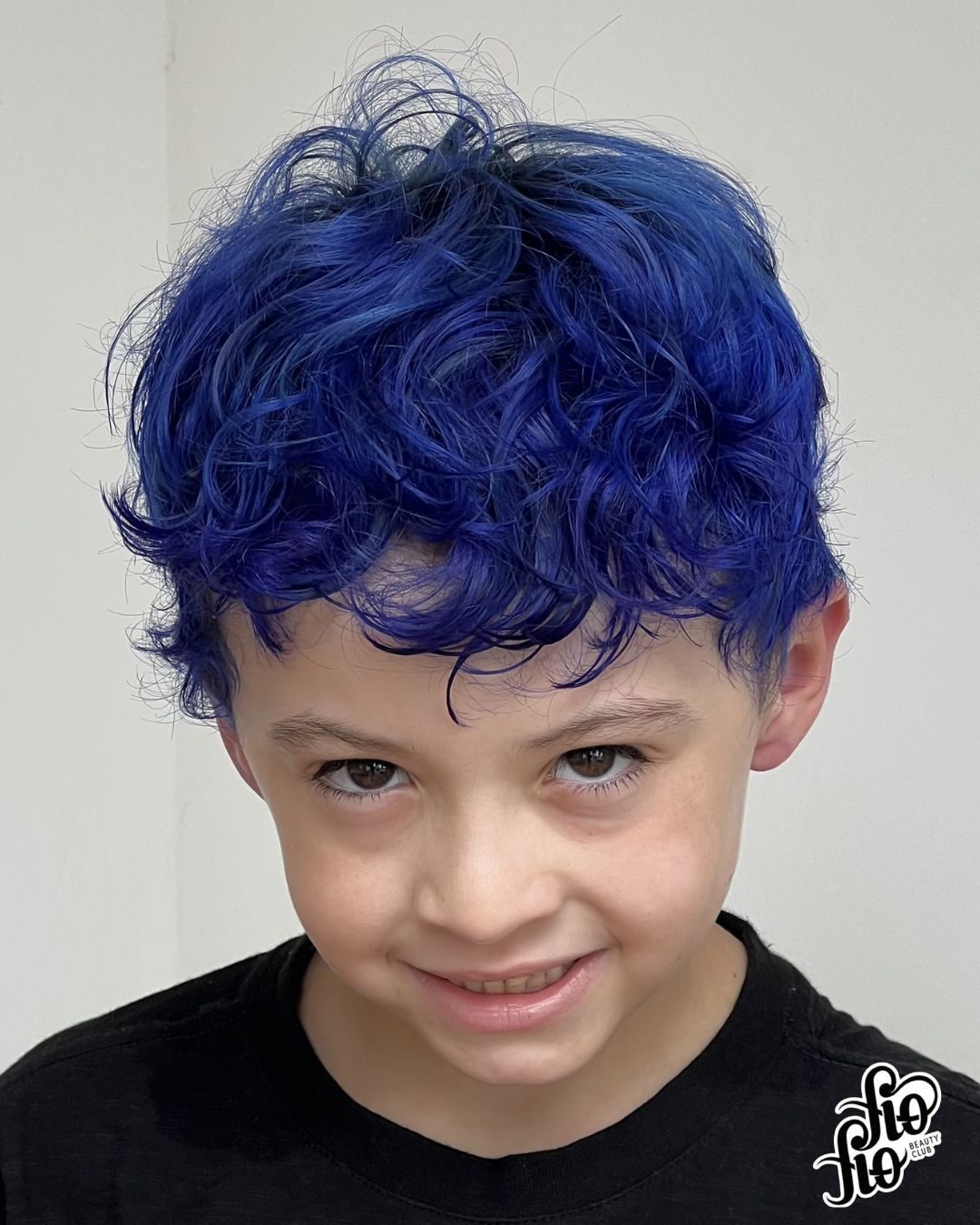 Corte infantil cacheado em azul intenso