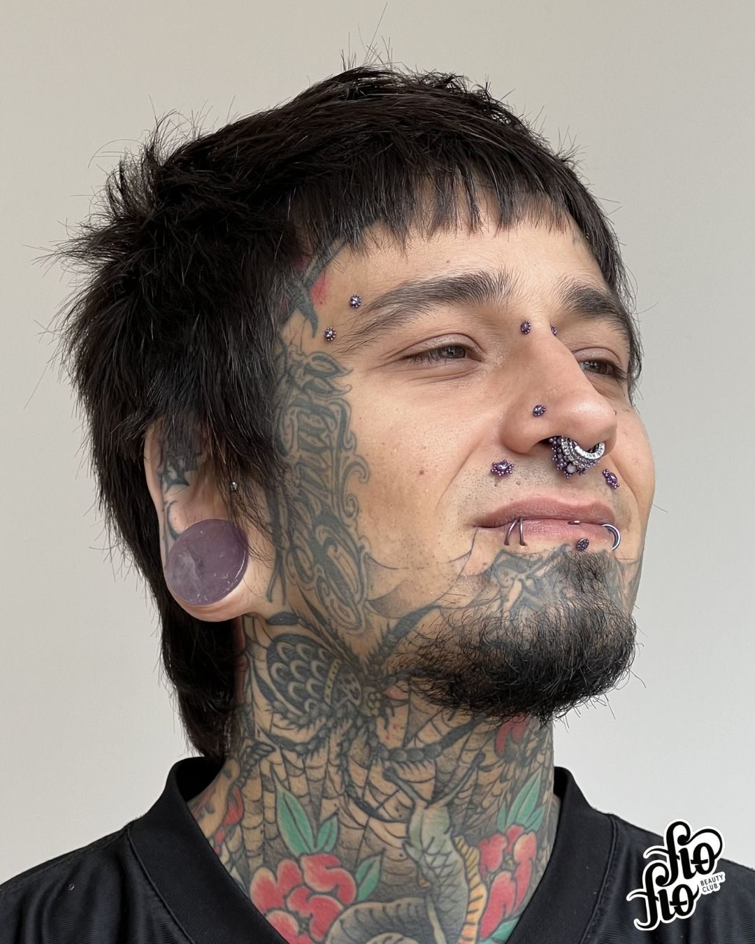 Corte punk curto visto de frente