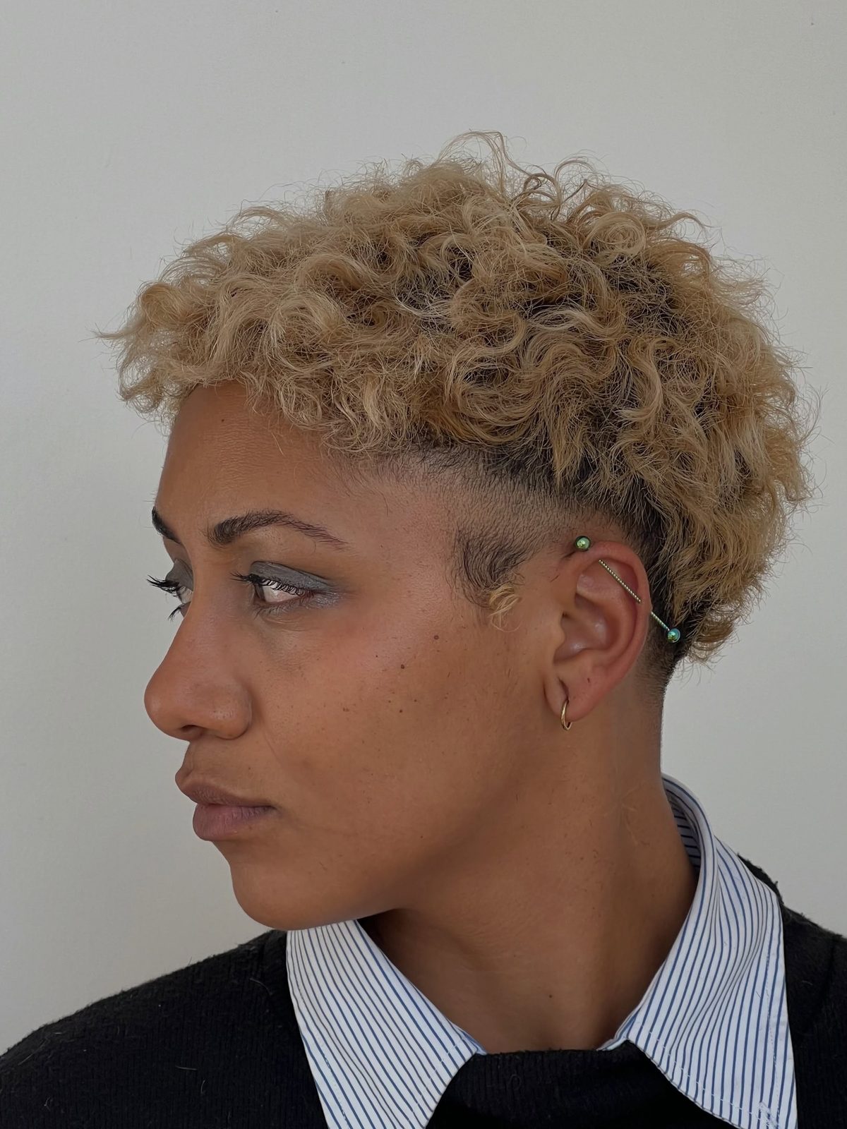 Corte curto loiro em cabelo cacheado