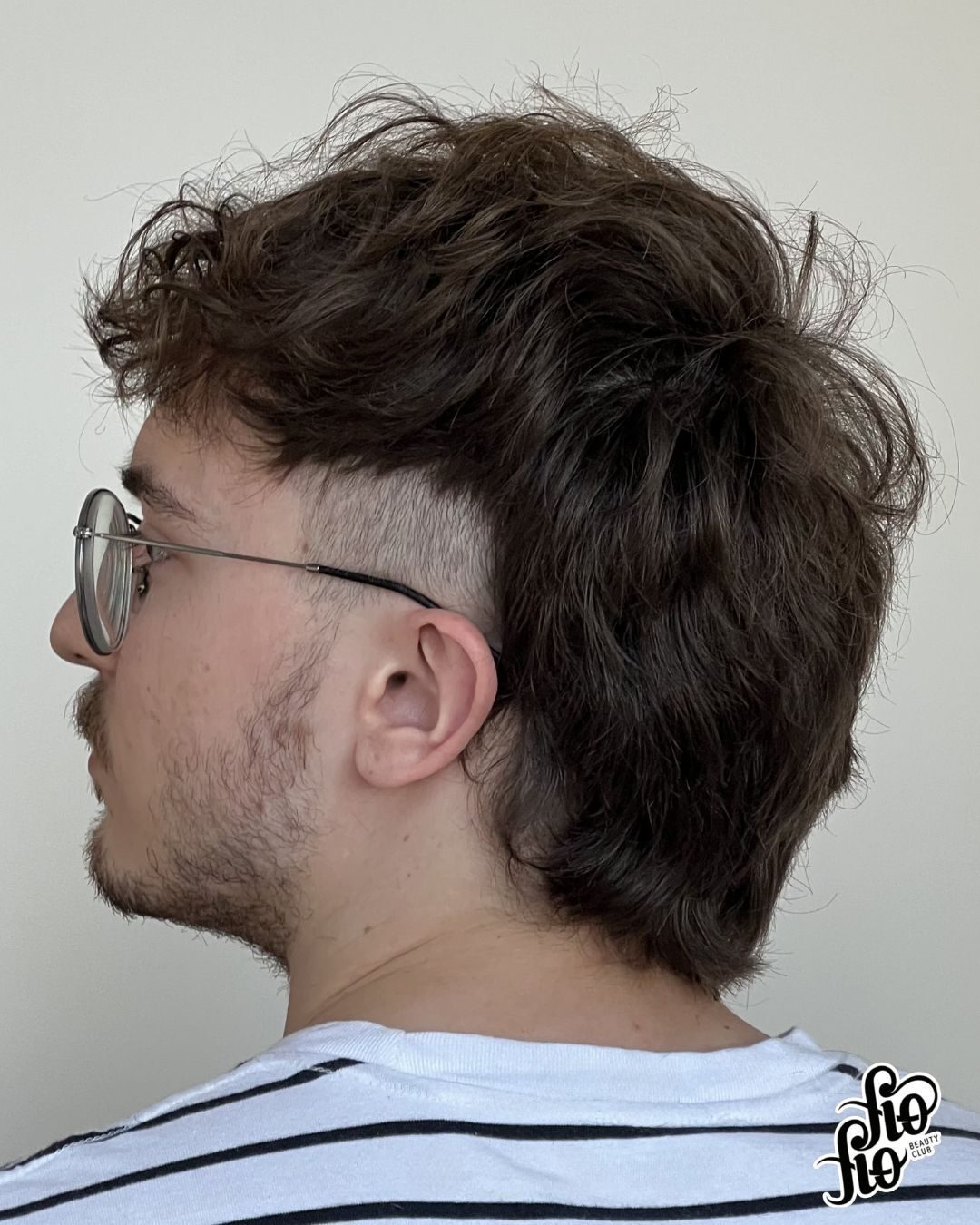 Mullet moderno visto de perfil
