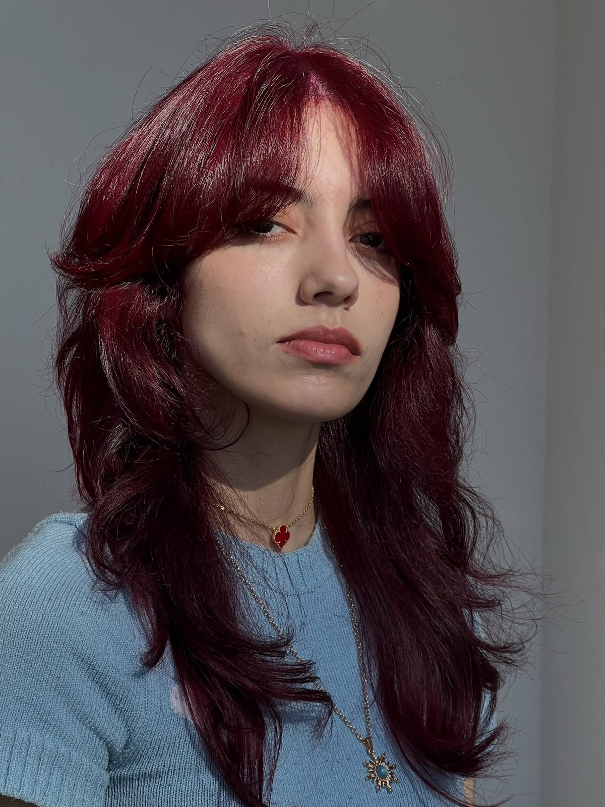Cabelo vinho com camadas e franja