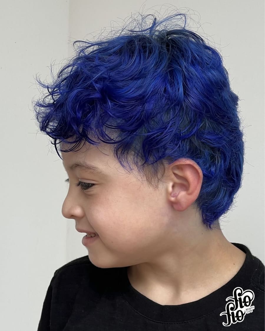 Cabelo curto azul visto de perfil